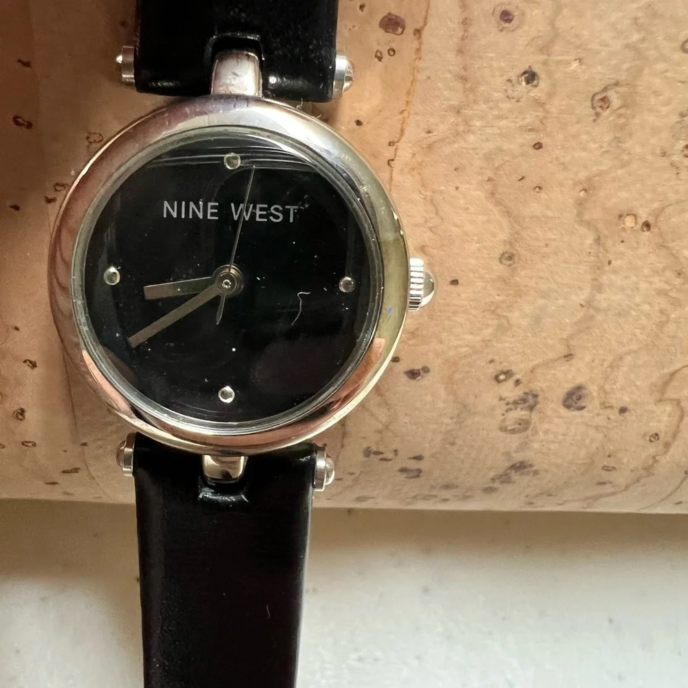 Black band Nine Wear watch